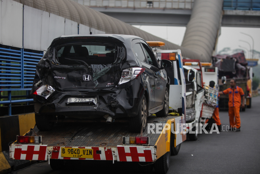 Salah satu mobil yang terlibat kecelakaan beruntun di Gerbang Tol Halim Utama, Jakarta, Rabu (27/3/2024). Kecelakaan beruntun yang melibatkan tujuh kendaraan itu diduga akibat supir truk yang berkendara secara ugal-ugalan. Tidak ada korban jiwa dalam kejadian tersebut namun empat orang mengalami luka serius dan telah dibawa ke rumah sakit.