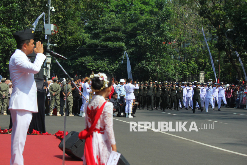 Gubernur Jawa Barat (Jabar) Dedi Mulyadi menyaksikan defile pasukan usai upacara peringatan HUT ke-80 RI tingkat Provinsi Jawa Barat, di kawasan Gasibu, Kota Bandung, Ahad (17/8/2025). Pada upacara hari kemerdekan RI, Gubernur hadir sebagai inspektur upacara. Dalam sambutannya mengatakan bahwa pemerintah Provinsi Jabar berkomitmen untuk mengembalikan kembali anggaran untuk kepentingan pendidikan rakyat. Baik pendidikan formal, maupun informal.