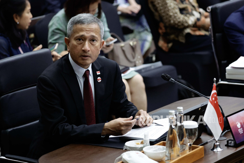  Singaporean Foreign Minister Vivian Balakrishnan attends the 34th ASEAN Coordinating Council (ACC) meeting, ahead of the ASEAN Summit, at the ASEAN Secretariat in Jakarta, Indonesia, 04 September 2023. Indonesia will host the 43th ASEAN Summit and related summits on 05 to 07 September 2023.  
