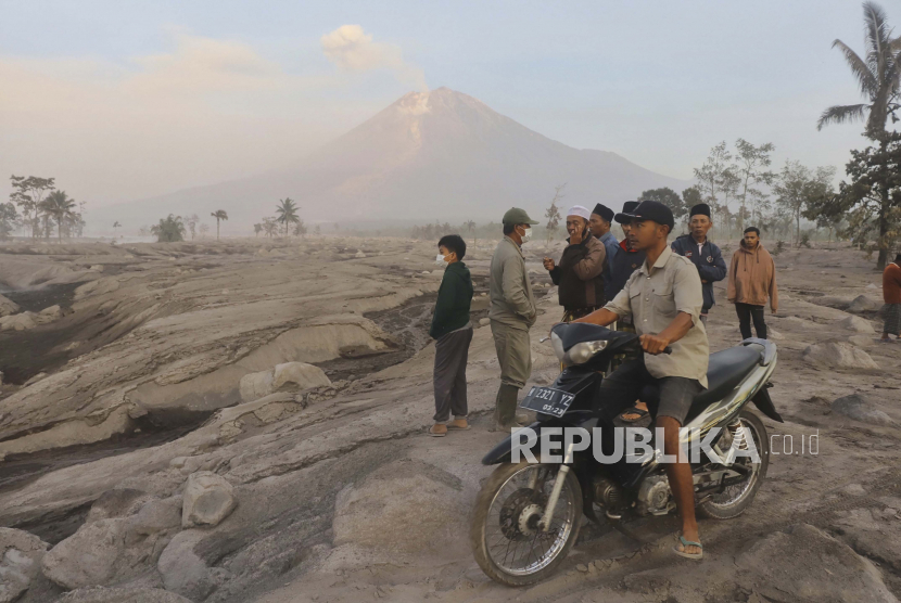 Penduduk desa memeriksa daerah yang terkena dampak letusan Gunung Semeru di desa Kajar Kuning di Lumajang, Jawa Timur. Status Gunung Semeru turun