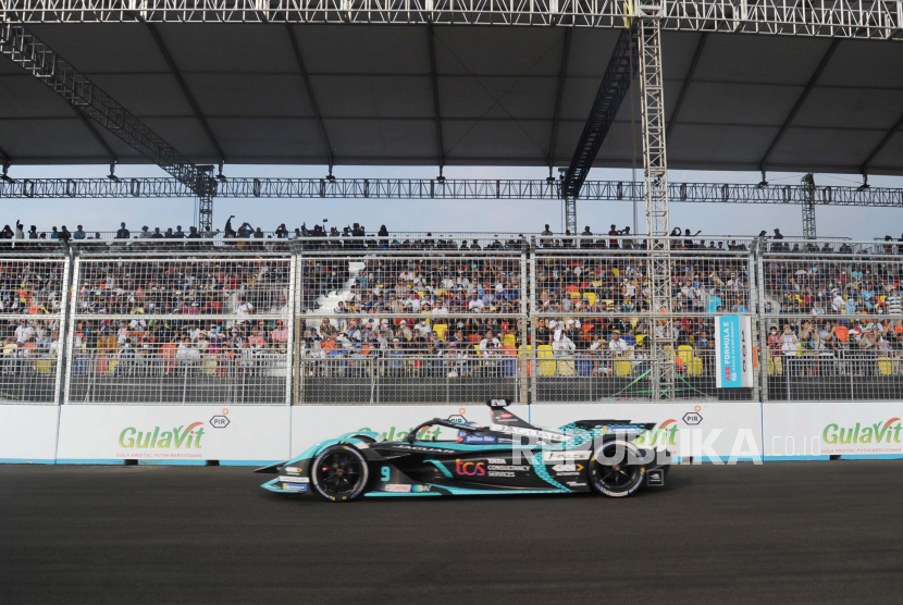 Pembalap dari Jaguar TCS Racing Mitch Evans (9) melintas saat pertandingan babak final Formula E seri kesembilan di Jakarta International E-Prix Circuit (JIEC), Jakarta, Sabtu (4/6/2022). Ketua MPR Bambang Soesatyo sebut Formula E Jakarta membawa misi pentung untuk dunia.
