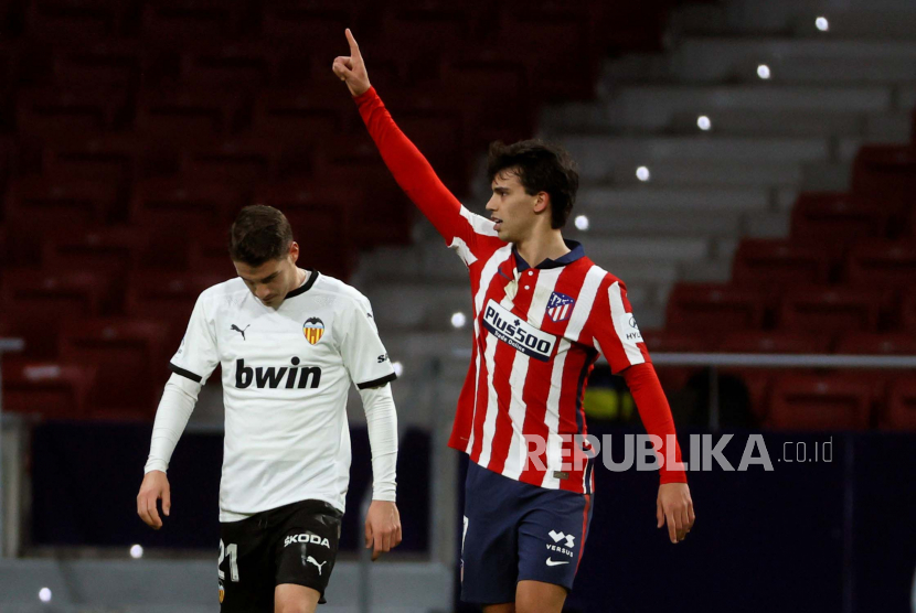 Penyerang Atletico Madrid Joao Felix (kanan) merayakan golnya ke gawang Valencia.