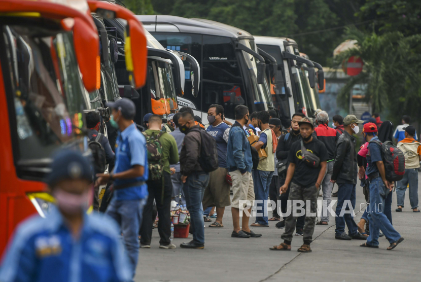 Sejumlah calon penumpang bersiap memasuki bus di Terminal Kampung Rambutan, Jakarta