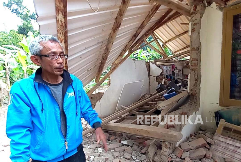 Apep Winarya (57 tahun) salah satu korban gempa bumi di Sumedang yang rumahnya mengalami rusak berat. 