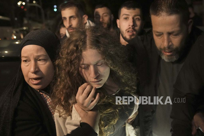 Aktivis Palestina Ahed Tamimi disambut keluarganya setelah dia dibebaskan dari penjara oleh Israel, di kota Ramallah, Tepi Barat, Kamis, 30 November 2023.