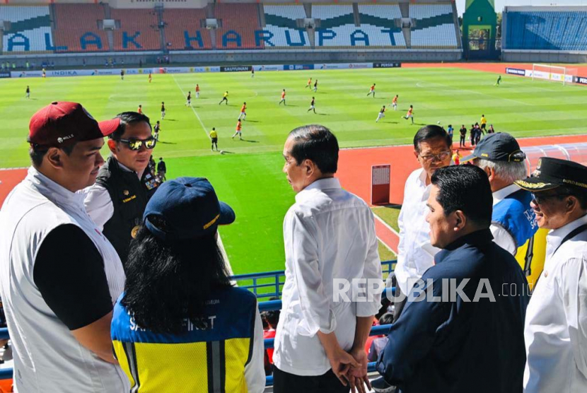 Presiden Joko Widodo (Jokowi) meninjau Stadion Si Jalak Harupat di Kabupaten Bandung, Jawa Barat, Rabu (12/7/2023), dan melihat seleksi pemain tim nasional (timnas) Indonesia untuk Piala Dunia U-17.