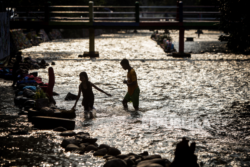 Anak-anak bermain air di aliran Sungai Ciliwung, Katulampa, Kota Bogor, Jawa Barat. DLH Kota Bogor menyampaikan uji lab terhadap Sungai Ciliwung yang sempat berbusa.