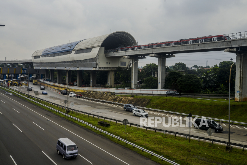 Sejumlah kendaraan melintas di dekat Stasiun LRT Kampung Rambutan, Jakarta, Selasa (16/2). Saat ini progres LRT Jabodebek secara keseluruhan sudah mencapai 83,5 persen.