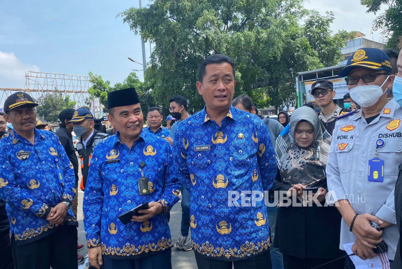 Pelaksana Harian (Plh) Wali Kota Bandung Ema Sumarna (kedua kanan). 