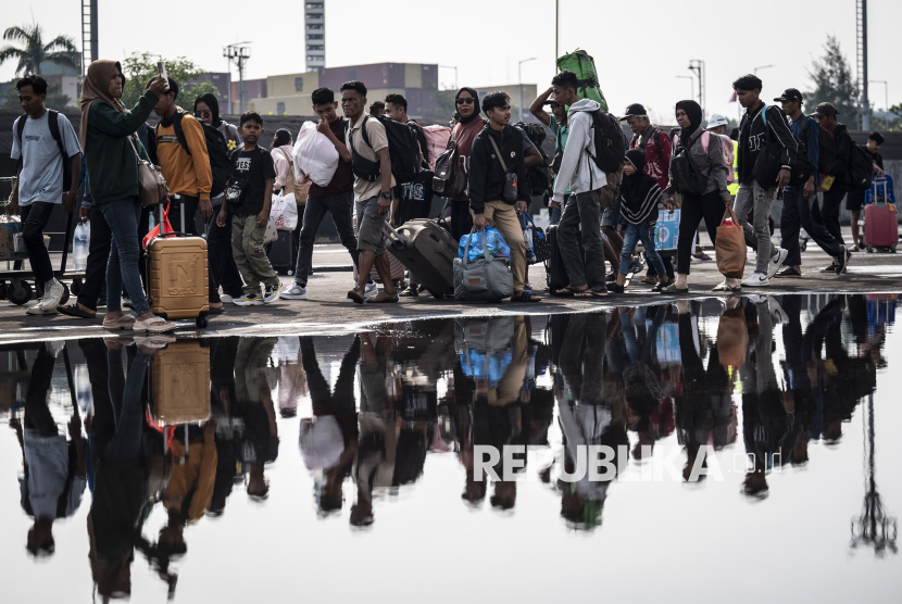 Sejumlah penumpang Kapal Motor (KM) Awu berjalan keluar di dermaga Terminal Penumpang Pelabuhan Tanjung Emas Semarang, Jawa Tengah, Kamis (20/3/2025). PT Pelni mencatat sebanyak 1.074 pemudik dari Kumai, Kalimantan Tengah turun di pelabuhan Tanjung Emas Semarang menggunakan kapal tersebut. 