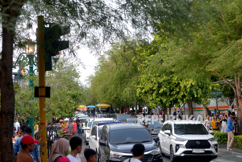 Suasana lalu lintas di Jalan Malioboro, Yogyakarta.