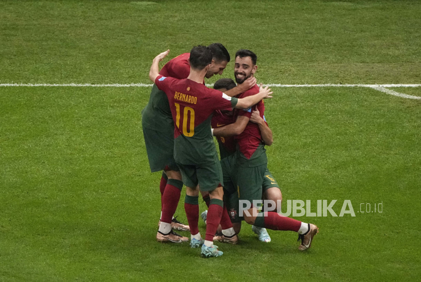 Para pemain Portugal merayakan gol keempat timnya selama pertandingan sepak bola babak 16 besar Piala Dunia antara Portugal dan Swiss, di Stadion Lusail di Lusail, Qatar, pada Selasa, 6 Desember 2022. Pertandingan di Piala Dunia kerap membuat penggemar sepak bola bergadang.