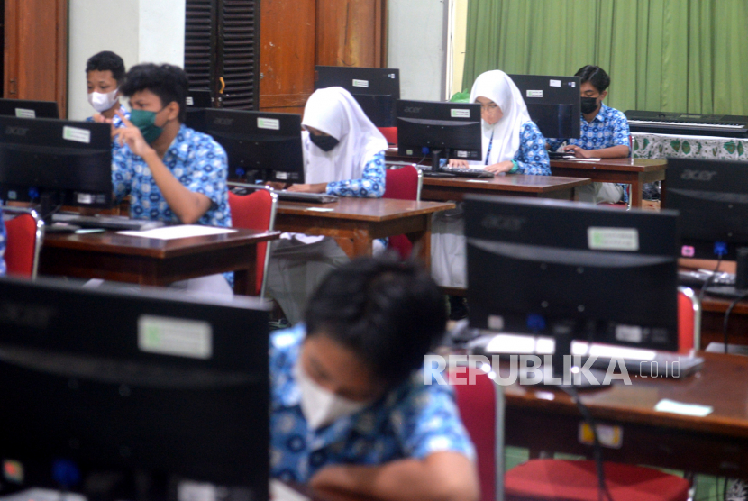 Siswa mengikuti ujian akhir sekolah di SMP Negeri 2 Yogyakarta. Pemprov DIY melarang sekolah untuk membuka kantin dalam mencegah hepatitis akut.