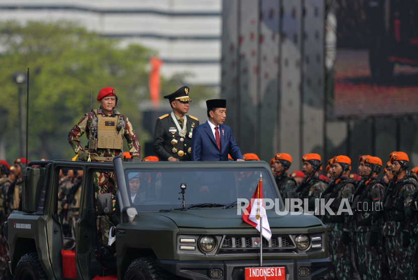 Presiden Joko Widodo didampingi Panglima TNI Jenderal Agus Subiyanto memeriksa pasukan saat upacara HUT ke-79 Tentara Nasional Indonesia (TNI) di kawasan Monas, Jakarta Pusat, Sabtu (5/10/2024).