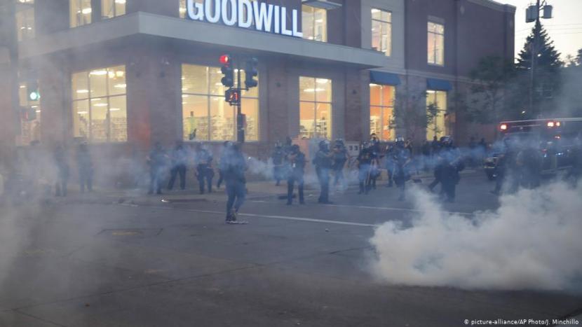 Eskalasi Aksi Protes di Minneapolis, Markas Polisi Terbakar
