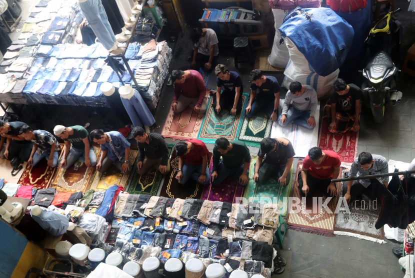 Umat Islam melaksanakan shalat Jumat pada bulan suci Ramadhan di pasar tekstil Tanah Abang di Jakarta.