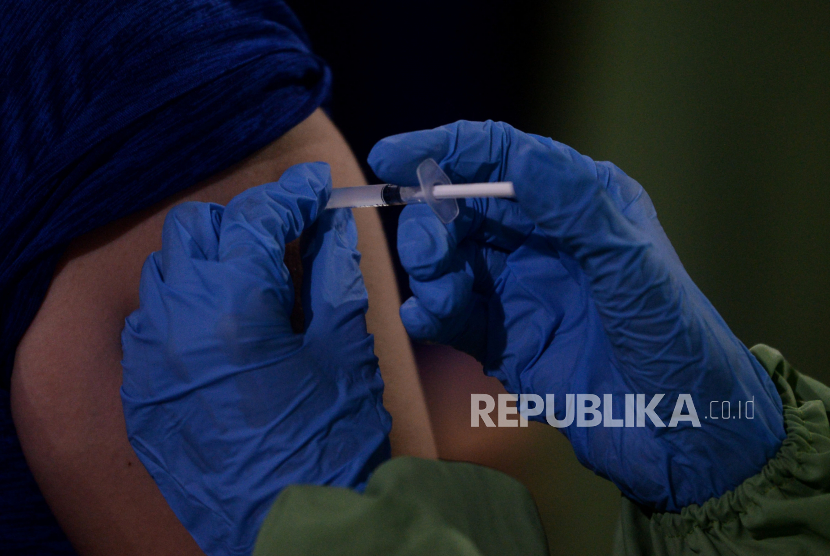 Vaksinator menyuntikan vaksin Covid-19 kepada peserta vaksin. Ilustrasi