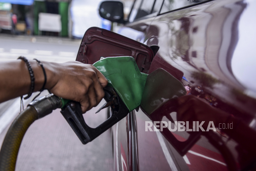 Petugas melayani warga mengisi BBM di salah satu SPBU di kawasan Senen, Jakarta, Selasa (3/1/2023). Badan Pengatur Hilir Minyak dan Gas Bumi (BPH Migas) menegaskan belum ada rencana pemerintah membatasi pembelian BBM Pertalite bagi masyarakat.