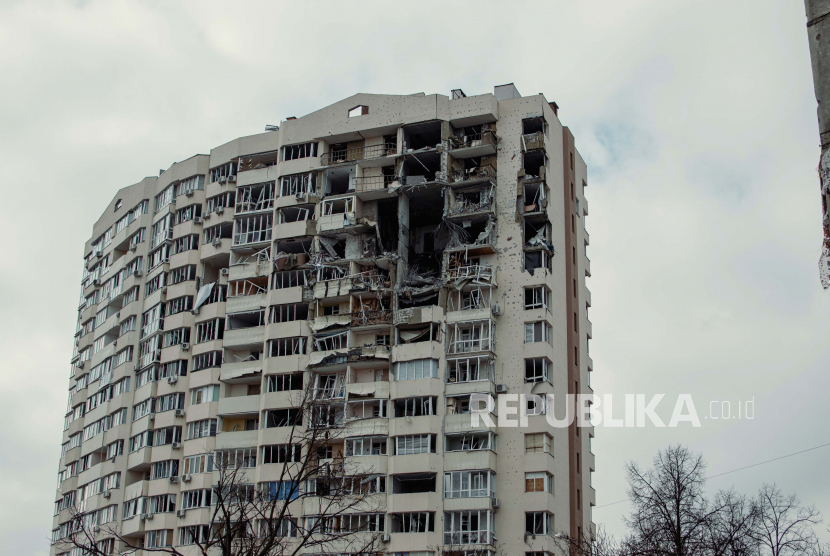 Pemandangan bangunan tempat tinggal yang rusak akibat penembakan di Chernihiv, Ukraina, Rabu, 9 Maret 2022.