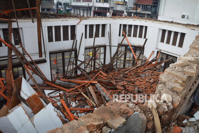 Gedung Yayasan Pusat Kebudayaan (YPK) dengan kondisi rusak berat setelah atapnya ambruk, di Jalan Naripan, Kota Bandung, Ahad (3/11/2024). Rencananya proses perbaikan atap gedung cagar budaya ini akan segera dilakukan dengan perkiraan waktu 1,5 bulan.