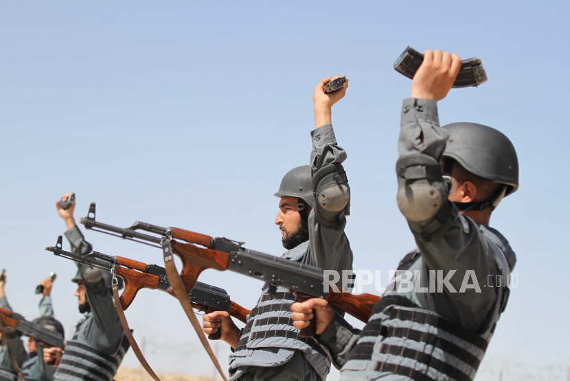  Polisi Afghanistan menunjukkan keterampilan anti-terorisme mereka selama sesi pelatihan di distrik Gozara di Herat, Afghanistan, 21 Juli 2020.