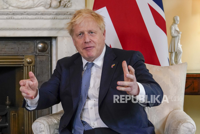 Perdana Menteri Inggris Boris Johnson menawarkan untuk meluncurkan operasi pelatihan besar bagi pasukan Ukraina, dengan potensi untuk melatih hingga 10.000 tentara setiap 120 hari.
