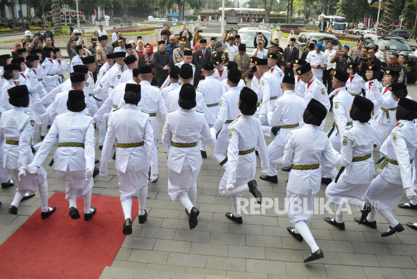 Anggota Pasukan Pengibar Bendera Pusaka (Paskibraka) Jawa Barat, menampilkan yel-yel dihadapan Pj Gubernur Jawa Barat, Kapolda Jawa Barat, dan Pangdam III/Siliwangi usai pengukuhan Paskibraka di Gedung Sate, Kota Bandung, Rabu (14/8/2024). Para Paskibraka hasil seleksi dari berbagai SMA/SMK di kabupaten/kota se-Jawa Barat ini akan bertugas melaksanakan pengibaran bendera Merah Putih pada upacara HUT Ke-79 RI tingkat Jawa Barat.