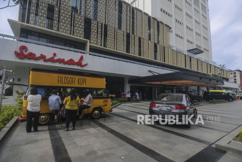 Pengunjung menunggu pesanan kopi saat pembukaan kembali pusat perbelanjaan Sarinah, Jakarta, Senin (21/3/2022). Badan Pangan Nasional (NFA) Memorandum of Understanding (MoU) Sarinah Bebas Food Waste, Senin (15/8/2022), di Sarinah Building, Jakarta.