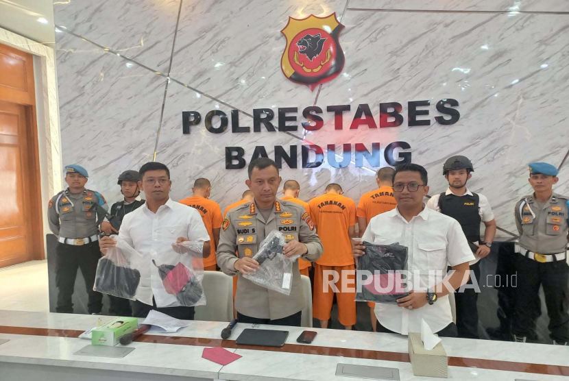 Kepala Polrestabes (Kapolrestabes) Bandung Kombes Pol Budi Sartono (tengah) menjelaskan kasus penganiayaan yang dilakukan gerombolan bermotor saat konferensi pers di Markas Polrestabes Bandung, Kota Bandung, Jawa Barat, Rabu (17/5/2023).