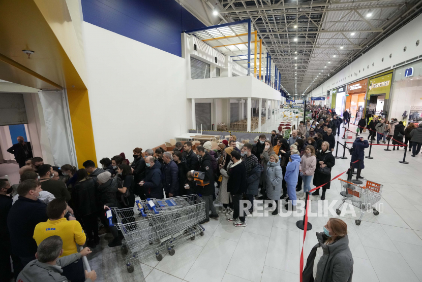 Orang-orang menunggu dalam antrean untuk memasuki toko IKEA di pinggiran St. Petersburg, Rusia, Kamis, 3 Maret 2022.  IKEA menjual persediaan stok barang terakhir mereka di Rusia.