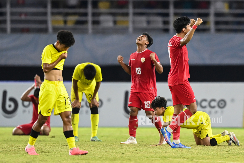 Pesepak bola Timnas Indonesia Toni Firmansyah (tengah) bersama rekan-rekannya berselebrasi usai mengalahkan Timnas Malaysia dalam pertandingan semifinal AFF U-19 di GBT, Surabaya, Sabtu (27/7/2024). 