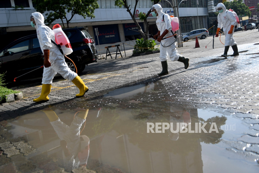 Petugas Palang Merah Indonesia (PMI) bersiap melakukan penyemprotan cairan disinfektan di pusat perbelanjaan Sarinah, Jakarta Pusat, Selasa (17/3/2020). PMI melakukan penyemprotan disinfektan di sejumlah tempat seperti pasar, perkantoran, terminal dan tempat ibadah tersebut untuk mencegah penyebaran virus Corona (COVID-19). ANTARA FOTO/M Risyal Hidayat/nz(ANTARA FOTO)