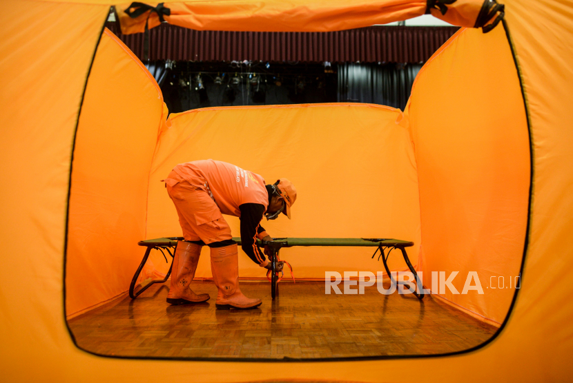 Petugas mengecek tenda untuk tempat karantina (ilustrasi). Pemerintah Kota Jakarta Pusat menyiapkan Gedung Auditorium Gelanggang Remaja sebagai tempat karantina bagi pendatang yang menuju kawasan ibu kota tanpa memiliki Surat Izin Keluar Masuk (SIKM) sesuai Pergub DKI 47/2020.