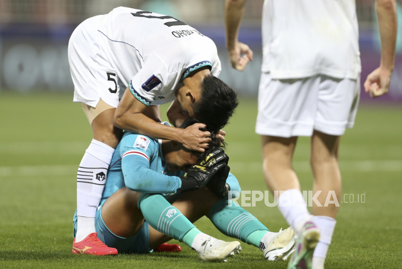 Indonesia Rizky Ridho Ramadhani, left, celebrates with goalkeeper Ernando Ari Sutaryadi at the end of the Asian Cup Group D soccer match between Vietnam and Indonesia at Abdullah Bin Khalifa Stadium in Doha, Qatar, Friday, Jan. 19, 2024. Indonesia won 1-0.