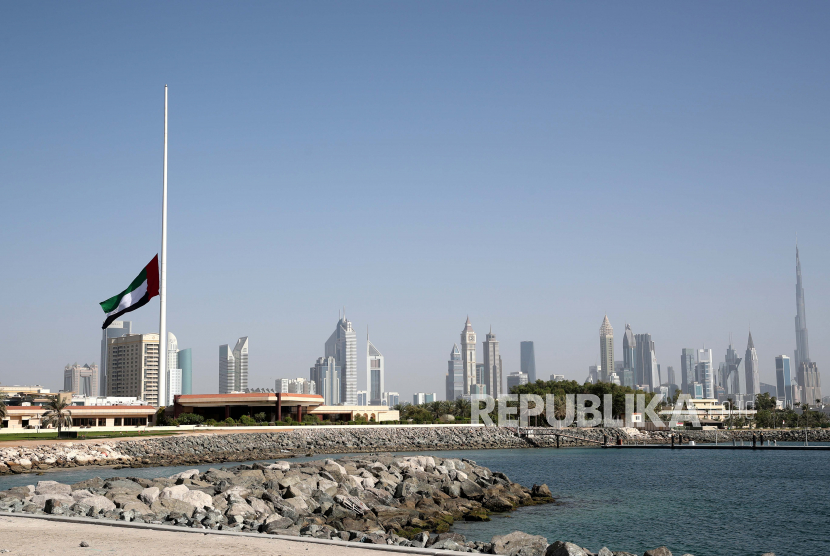  Bendera UEA berkibar setengah tiang dengan latar belakang Burj Khalifa (kanan) dan gedung-gedung Dubai (ilustrasi). Menurut konsultan global, PwC, negara-negara anggota Dewan Kerja Sama Teluk (GCC) agak terisolasi dari pemulihan ekonomi global yang menantang dan diproyeksi tumbuh 3,2 persen tahun ini karena negara-negara anggota GCC maju dengan visi nasional mereka.