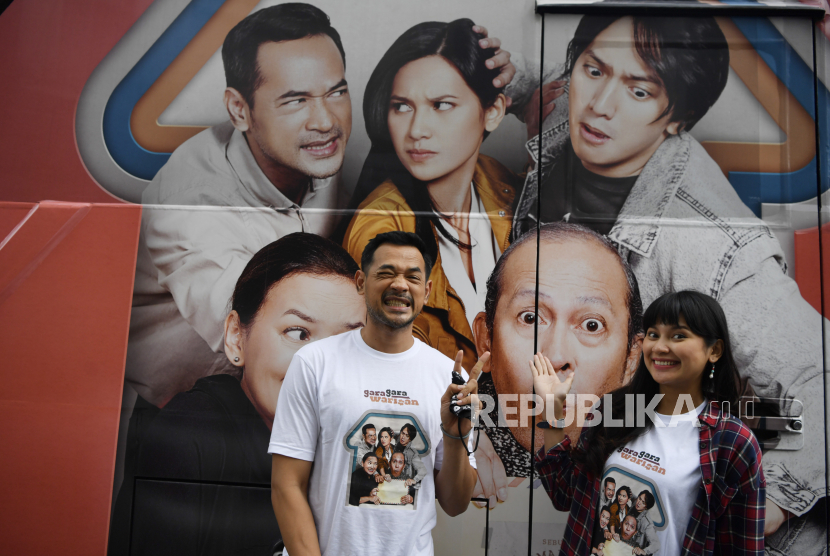 Aktor Oka Antara (kiri) dan Indah Permatasari (kanan) berpose  saat berkunjung di Kantor Antara Jatim, Surabaya, Jawa Timur, Jumat (22/4/2022). Kunjungan tersebut dalam rangka promosi film Gara-gara Warisan yang  akan tayang di bioskop Indonesia pada 30 April 2022.  