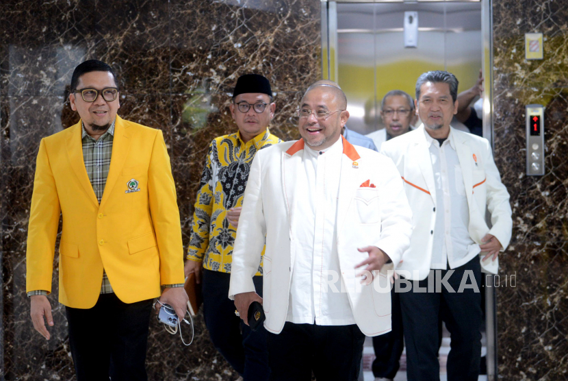 Wakil Ketua Umum Partai Golkar Ahmad Doli Kurnia (kiri) bersama Sekjen PKS Habib Aboe Bakar Al-Habsyi usai melakukan pertemuan di KAntor DPP Partai Golkar, Jakarta, Selasa (7/2/2023). Pertemuan silahturahmi antara Golkar dan PKS tersebut merupakan bentuk konsolidasi jelang pelaksanaan pemilu 2024. 