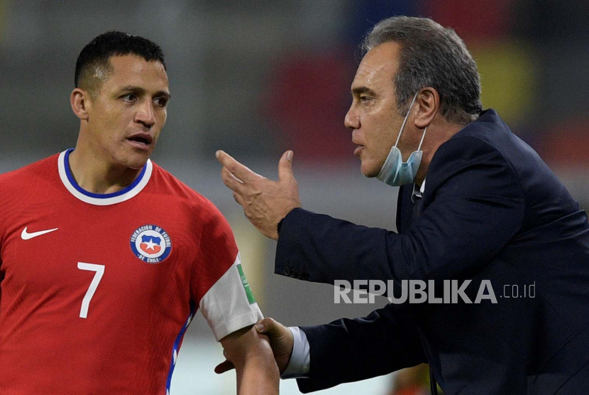 Alexis Sanchez (kiri) dari Chili berbicara dengan pelatihnya Martin Lasarte (kanan), selama pertandingan sepak bola kualifikasi Piala Dunia Qatar 2022 Amerika Selatan antara Chili dan Argentina di Santiago del Estero, Argentina, 03 Juni 2021.