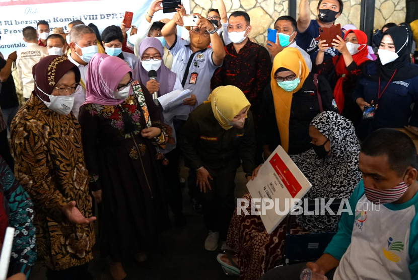 Menteri Sosial Tri Rismaharini (kiri) saat menyerahkan bantuan Asistensi Rehabilitasi Sosial (ATENSI) di Kota Gorontalo, Gorontalo, beberapa waktu lalu. 