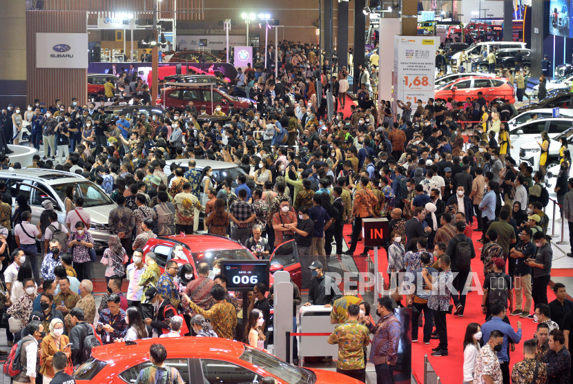 Pengunjung mengamati mobil yang dipamerkan dalam pameran Indonesia International Motor Show (IIMS) 2023 di JIExpo Kemayoran, Jakarta, Kamis (16/2/2023). Mengusung tagline BOOST Bringing Oportunity for Otomotif Society Together, IIMS mengajak industri otomotif untuk berinovasi dan berkontribusi dalam industri otomotif dan akan berlangsung pada 16-26 Februari 2023.