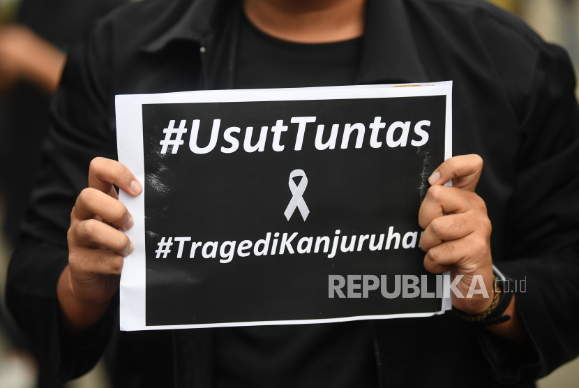 Sejumlah pegiat HAM bersama mahasiswa menggelar aksi kamisan di depan Istana Merdeka, Jakarta, Kamis (6/10/2022). Dalam aksinya, mereka menuntut pemerintah untuk mengusut tuntas tragedi di Stadion Kanjuruhan yang menimbulkan korban jiwa sebanyak 131 suporter. 