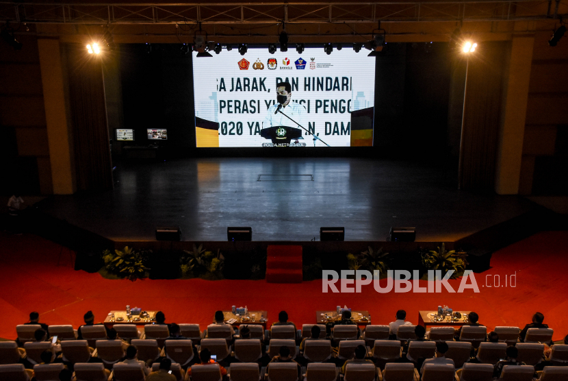 Menteri BUMN Erick Thohir menyampaikan arahan secara virtual saat kegiatan Deklarasi Kepatuhan Terhadap Protokol Kesehatan di Gedung Budaya Sabilulungan, Kabupaten Bandung, Kamis (10/9). Deklarasi tersebut bertujuan untuk mengajak seluruh elemen masyarakat untuk patuh terhadap protokol kesehatan dalam setiap tahapan Pilkada serentak 2020 serta mendukung percepatan penanganan Covid-19 dan Pemulihan Ekonomi Nasional. Foto: Abdan Syakura/Republika