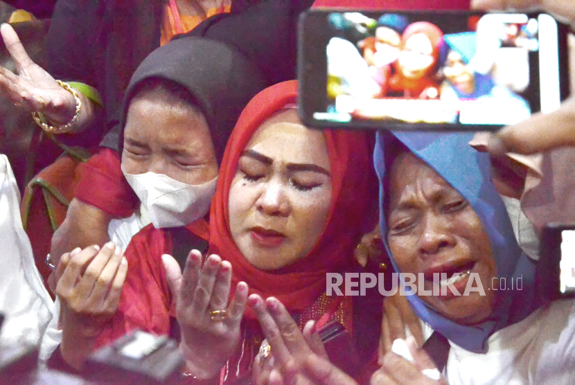 Ibu dari Pegi Setiawan, Kartini menangis usai sidang putusan Praperadilan Pegi Setiawan di Pengadilan Negeri Bandung, Jalan LRE Martadinata, Kota Bandung, Senin (8/7). Dalam sidang tersebut hakim tunggal Eman Sulaeman memutuskan penetapan tersangka terhadap pemohon berdasarkan surat ketetapan atas nama Pegi Setiawan dinyatakan tidak sah dan batal demi hukum.