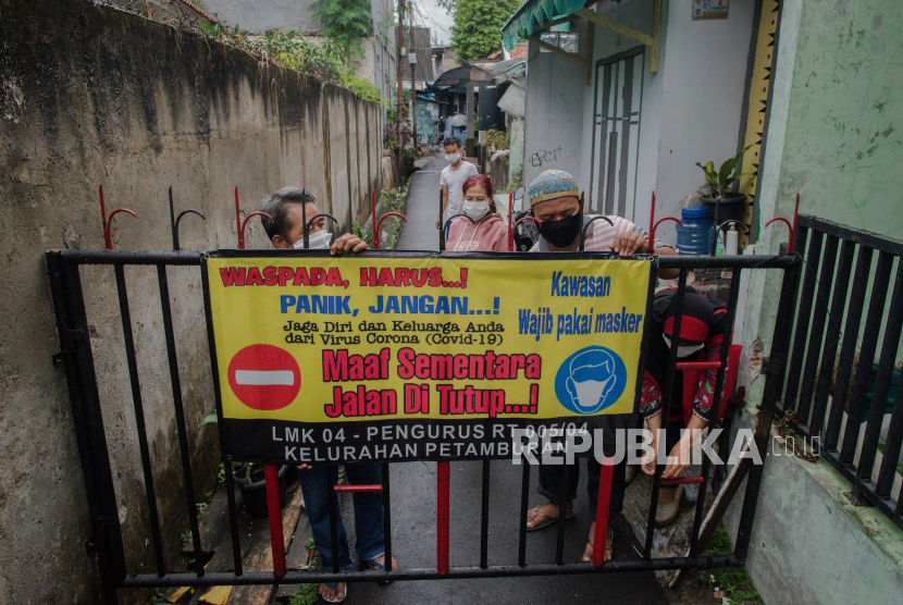 Warga menutup jalan saat sosialisasi pelaksanaan Pembatasan Sosial Berskala Lokal (PSBL) di RT 05 RW 04, Petamburan, yang merupakan wilayah zona merah COVID-19 di Jakarta, Rabu (3/6). Ilustrasi