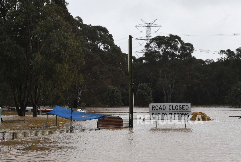 Rambu-rambu dan jalan terendam air banjir dari Sungai Hawkesbury yang membengkak, di Vineyard, New South Wales, Australia.  Hujan lebat yang mengguyur seluruh timur Australia mulai mereda. 