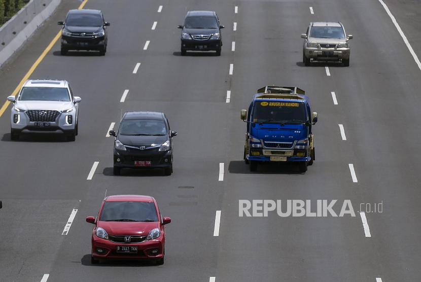Sejumlah truk melintasi ruas jalan Tol Jagorawi di Jakarta, Selasa (20/12/2022). Pemerintah akan menaikkan tarif tol per 20 Agustus 2023.