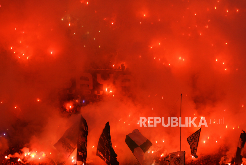 Sejumlah suporter Persebaya Surabaya menyalakan flare usai pertandingan antara Persebaya vs Persija di Stadion Gelora Bung Tomo, Surabaya, Jawa Timur, Ahad (18/6/2023).