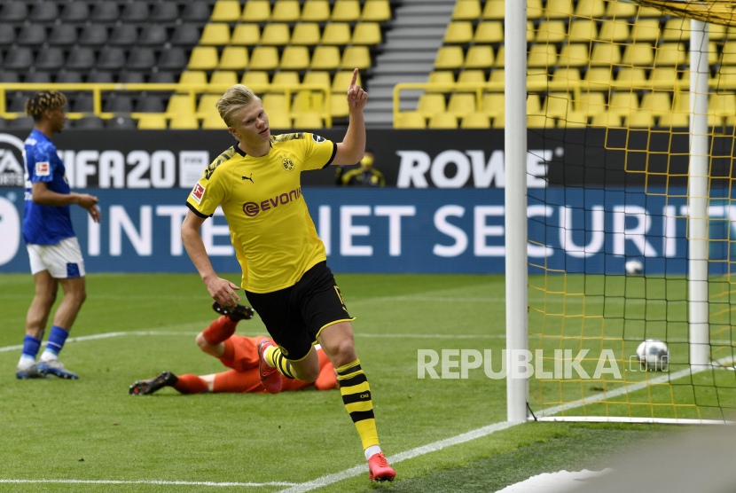 Ekspresi penyerang Borussia Dortmund Erling Haaland usai menjebol gawang Schalke 04.