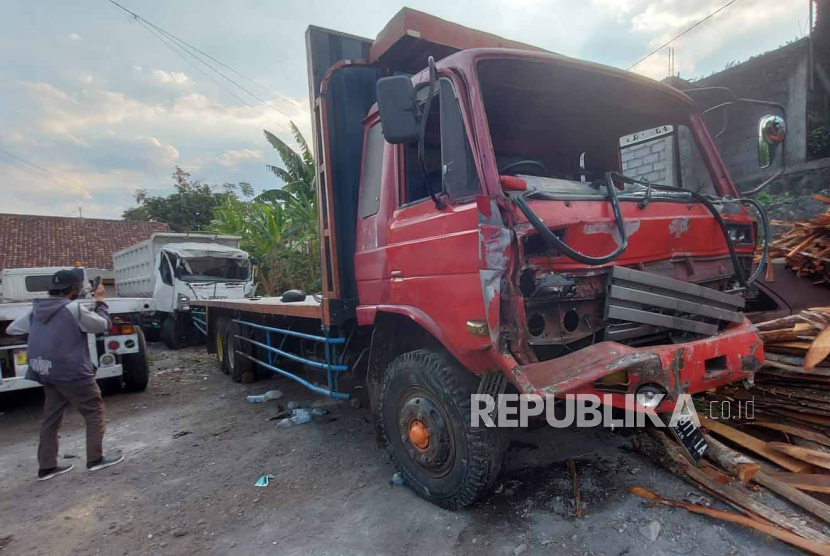 Barang bukti Truk tronton Nissan Diesel bernomor polisi AD 8911 AI yang mengalami rem blong di jalur utama Semarang- Solo, tepatnya di simpang exit tol Bawen.
