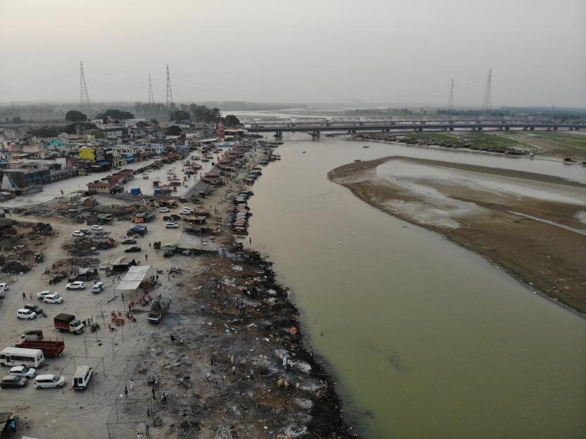 Covid India: Jenazah Memenuhi Tepi Sungai Gangga, WHO Peringatkan Bahaya Varian India